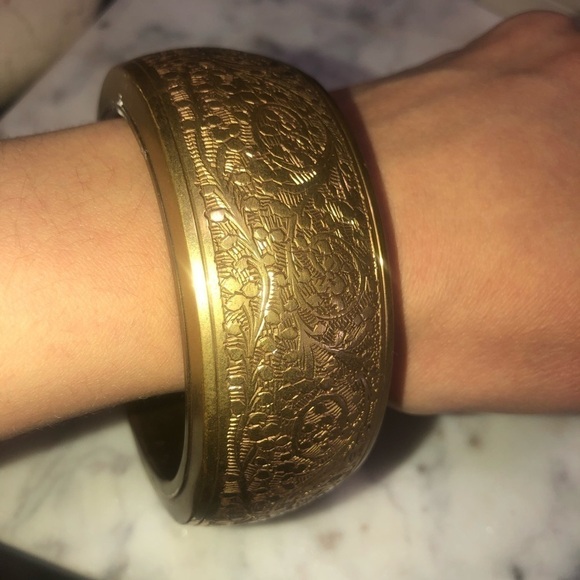vtg Big Brass Floral Flower Eteched Engraved Wide Chunky Bangle 1.2” 8” Inside - Picture 4 of 8